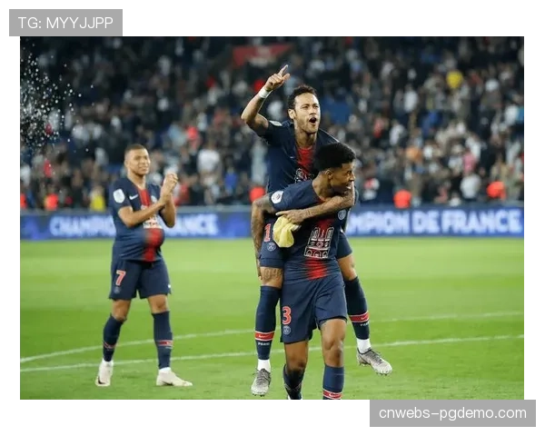 特写:巴黎圣日耳曼对阵马赛,姆巴佩回撤中场组织引发对手防线混乱瞬间 特写:巴黎圣日耳曼对阵马赛,姆巴佩回撤中场组织引发对手防线混乱瞬间